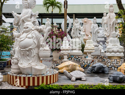 DONG TRIEU, VIETNAM - Gennaio 22, 2016: i negozi per la vendita massiccia e costosa di statue di marmo e le figure sono comuni in Vietnam Foto Stock