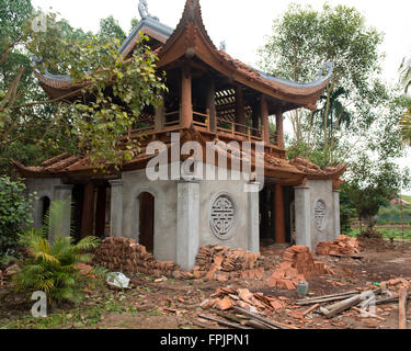 La ricostruzione di un ingresso ma Thap Pagoda, Vietnam. Gli edifici sono mantenuti in buono stato di manutenzione nel corso dei secoli. Foto Stock