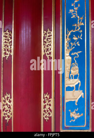 Dettaglio della decorazione laccato sulle porte del Hien Duc Gate presso la tomba di Minh Mang, Vietnam Foto Stock