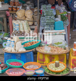 Pavimentazione del mercato di vendita del fornitore cibo essiccato in una bancarella di strada in Hoi An, Vietnam Il display include, impulsi e cibi essiccati Foto Stock