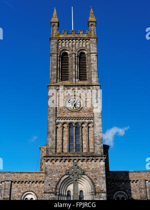 La chiesa di St Paul domina la High Street di Honiton, Devon, Regno Unito Foto Stock