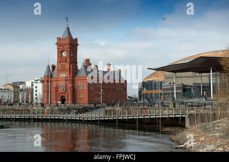 Assemblea nazionale del Galles (senedd), cynulliad cenedlaethol cymru e Edificio Pierhead nella baia di Cardiff, Galles, Regno Unito Foto Stock