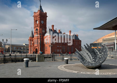 Assemblea nazionale del Galles (senedd), cynulliad cenedlaethol cymru e Edificio Pierhead nella baia di Cardiff, Galles, Regno Unito Foto Stock