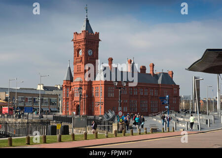 Assemblea nazionale del Galles (Senedd), Cynulliad Cenedlaethol Cymru e Edificio Pierhead nella Baia di Cardiff, Galles, Regno Unito Foto Stock