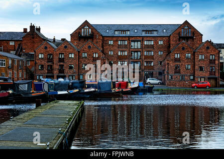 Deposito e porto sicuro nel porto di Stouport su Severn dove inattivo chiatte sono posteggiati fuori stagione Foto Stock