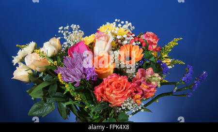 Chiusura del bouquet di fiori su sfondo blu scuro Foto Stock