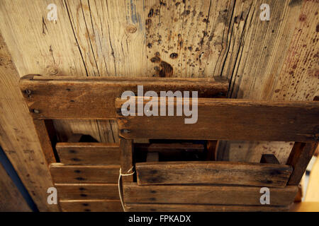 Vecchie sedie di legno appoggiata contro la parete dal di sopra, rustico accessori residenziale, legno, artigianato Foto Stock