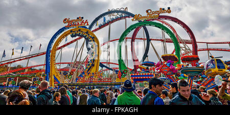 Oktoberfest, rollercoaster sulla Theresienwiese, Monaco di Baviera, Germania Foto Stock