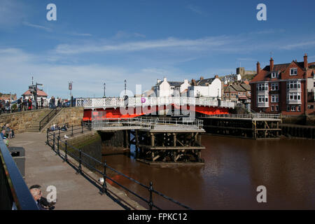 Whitby Harbour Bridge di oscillazione Foto Stock