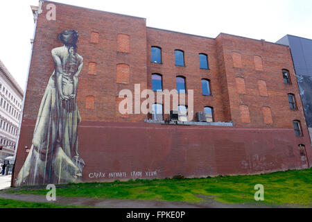 PORTLAND, o - 27 febbraio 2016: grande murale sul lato di un edificio nel centro di Portland in Oregon. Foto Stock