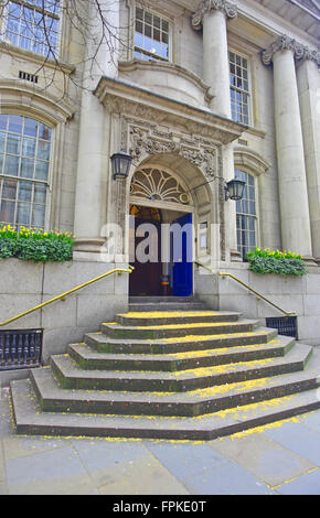 London Borough di Kensington e Chelsea Town Hall ingresso dopo il matrimonio con coriandoli sui gradini. Foto Stock