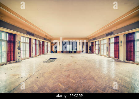 Abbandonata la sala da pranzo in un rudere industriale Foto Stock