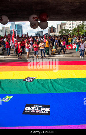 Sao Paulo, SP, Brasile. Xviii Mar, 2016. Dimostrazione di massa pro governo Dilma Rousseff e favorevole a mantenere l ex presidente Luiz Ignacio Lula Da Silva come capo del personale è la chiusura di Paulista Avenue in Sao Paulo. Credito: Alf Ribeiro/Alamy Live News Foto Stock