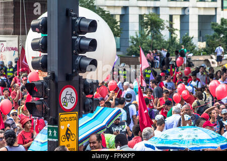 Sao Paulo, SP, Brasile. Xviii Mar, 2016. Dimostrazione di massa pro governo Dilma Rousseff e favorevole a mantenere l ex presidente Luiz Ignacio Lula Da Silva come capo del personale è la chiusura di Paulista Avenue in Sao Paulo. Credito: Alf Ribeiro/Alamy Live News Foto Stock