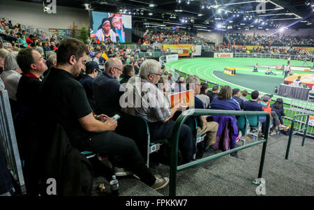 Portland, Oregon, STATI UNITI D'AMERICA MARZO 18, 2016 - tifosi guardare la concorrenza a 2016 IAAF mondiali Indoor Track & Field Championships presso il Centro Congressi di Portland, Oregon, il 18 marzo 2016. Foto di David Blair Credito: David Blair/ZUMA filo/Alamy Live News Foto Stock