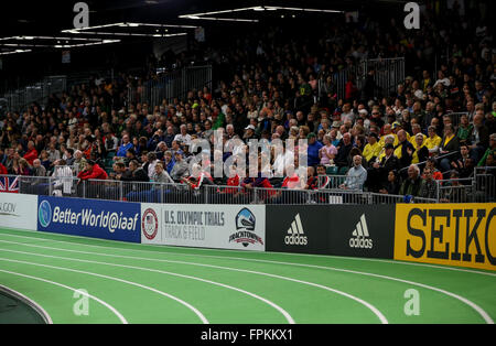 Portland, Oregon, STATI UNITI D'AMERICA MARZO 18, 2016 - tifosi guardare la IAAF 2016 mondiali Indoor Track & Field Championships presso il Centro Congressi di Portland, Oregon, il 18 marzo 2016. Foto di David Blair Credito: David Blair/ZUMA filo/Alamy Live News Foto Stock