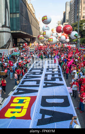 Sao Paulo, SP, Brasile. Xviii Mar, 2016. Dimostrazione di massa pro governo Dilma Rousseff e favorevole a mantenere l ex presidente Luiz Ignacio Lula Da Silva come capo del personale è la chiusura di Paulista Avenue in Sao Paulo. Credito: Alf Ribeiro/Alamy Live News Foto Stock