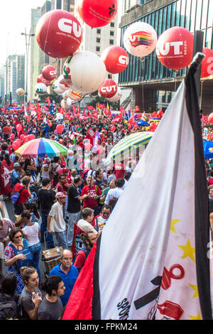 Sao Paulo, SP, Brasile. Xviii Mar, 2016. Dimostrazione di massa pro governo Dilma Rousseff e favorevole a mantenere l ex presidente Luiz Ignacio Lula Da Silva come capo del personale è la chiusura di Paulista Avenue in Sao Paulo. Credito: Alf Ribeiro/Alamy Live News Foto Stock