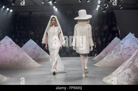 Vilnius, Lituania. Xviii Mar, 2015. Modelli di creazioni presente durante la international fashion show "moda" Infezione a Vilnius, in Lituania, il 18 marzo 2015. La mostra si è svolta dal 18 marzo al 19 marzo. © Alfredas Pliadis/Xinhua/Alamy Live News Foto Stock