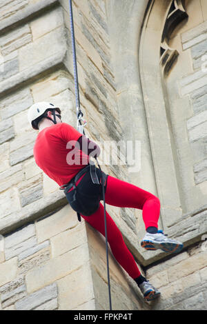 Bournemouth Dorset, Regno Unito. Il 19 marzo 2016. Bournemouth Super Hero calata - i partecipanti, vestiti con i loro migliori vestito di supereroi, brave le altezze di calata in basso la chiesa di San Pietro la torre, in Bournemouth per raccogliere fondi per clic Sargent - supporto del cancro per i giovani. Credito: Carolyn Jenkins/Alamy Live News Foto Stock