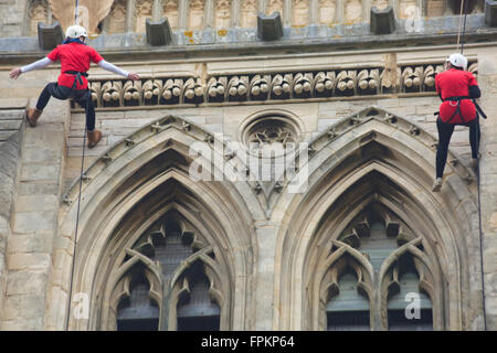 Bournemouth Dorset, Regno Unito. Il 19 marzo 2016. Bournemouth Super Hero calata - i partecipanti calata giù la chiesa di San Pietro la torre, in Bournemouth per raccogliere fondi per clic Sargent - supporto del cancro per i giovani. Credito: Carolyn Jenkins/Alamy Live News Foto Stock