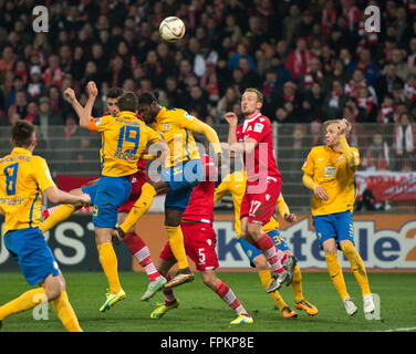 Berlino, Germania. Xviii Mar, 2016. Unione europea Kreilach Damir (3 l) la marcatura del 2:1 goal contro di Braunschweig Ken Reichel (2 l) e Giuseppe Baffo (4 l) durante il tedesco della Seconda Bundesliga partita di calcio tra 1. FC Unione Belrin e Eintracht Braunschweig a Alte Foersterei a Berlino, Germania, 18 marzo 2016. Foto: ANNEGRET HILSE/dpa/Alamy Live News Foto Stock