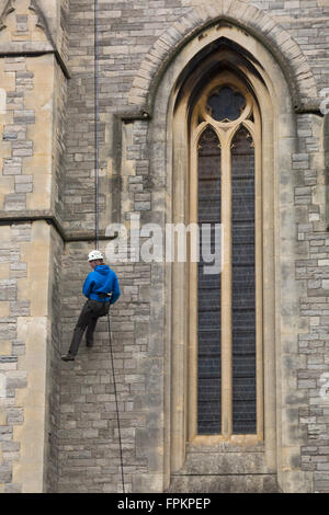 Bournemouth Dorset, Regno Unito. Il 19 marzo 2016. Bournemouth Super Hero calata - i partecipanti calata giù la chiesa di San Pietro la torre, in Bournemouth per raccogliere fondi per clic Sargent - supporto del cancro per i giovani. Credito: Carolyn Jenkins/Alamy Live News Foto Stock