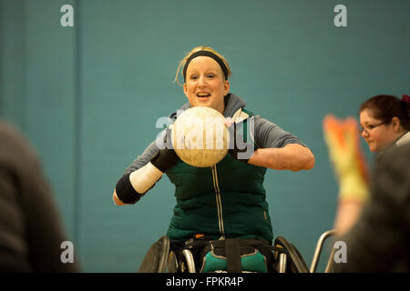 La Loughborough College, Loughborough, Regno Unito. Xix Mar, 2016. Gran Bretagna Rugby in carrozzina (GBWR) Questa ragazza può della campagna di lancio. Diana l uomo da Brighton passa la palla durante un esercizio Credito: Azione Sport Plus/Alamy Live News Foto Stock