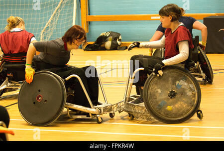 La Loughborough College, Loughborough, Regno Unito. Xix Mar, 2016. Gran Bretagna Rugby in carrozzina (GBWR) Questa ragazza può della campagna di lancio. Due partecipanti incontrano sulla testa in pratica Credito: Azione Sport Plus/Alamy Live News Foto Stock