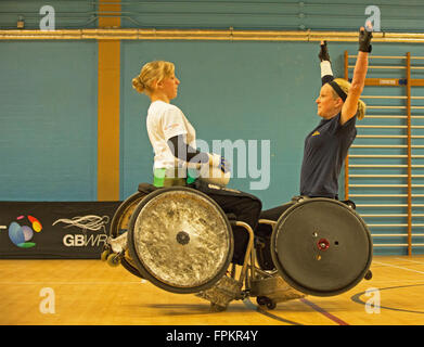 La Loughborough College, Loughborough, Regno Unito. Xix Mar, 2016. Gran Bretagna Rugby in carrozzina (GBWR) Questa ragazza può della campagna di lancio. Philippa Skinner da Cheltenham sulla sinistra scontri di testa con Diana l uomo da Brighton in pratica Credito: Azione Sport Plus/Alamy Live News Foto Stock