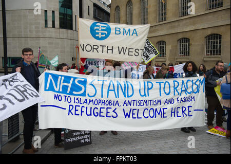 Stand Up al razzismo manifestazione nazionale Londra XIX Marzo 216. Migliaia marzo attraverso il centro di Londra per alzarsi in piedi contro il razzismo. La Gran Bretagna primi soci hanno tenuto la loro propria dimostrazione presso la statua di Eros in Picadilly. I due gruppi di tifosi sono stati separati da una linea di polizia. Credito: Alan West/Alamy Live News Foto Stock