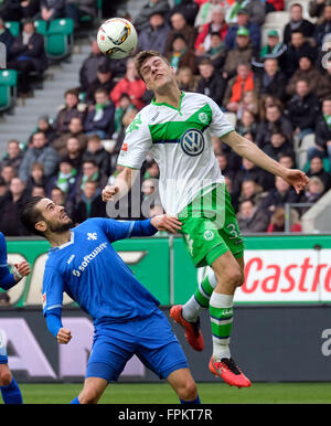 Wolfsburg Robin Knoche (r) e di Darmstadt Mario Vrancic in azione durante la Bundesliga tedesca partita di calcio tra VfL Wolfsburg e SV Darmstadt 98 all'arena Volkswagen a Wolfsburg, Germania, 19 marzo 2016. Foto: PETER STEFFEN/dpa (EMBARGO CONDIZIONI - ATTENZIONE: grazie all'accreditamento guidlines, il DFL consente solo la pubblicazione e utilizzazione di fino a 15 immagini per corrispondenza su internet e nei contenuti multimediali in linea durante la partita). Foto Stock