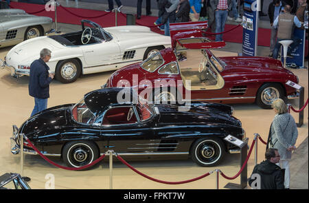 Stuttgart, Germania. Xix Mar, 2016. Visitatori presso i classici del passato giusto per auto d'epoca a Stoccarda, Germania, 19 marzo 2016. Foto: DANIEL MAURER/dpa/Alamy Live News Foto Stock