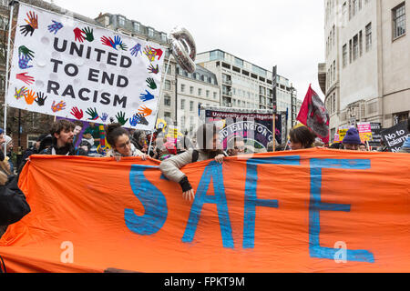 Londra, Regno Unito. Il 19 marzo 2016. Migliaia di manifestanti hanno preso la strada per dimostrare solidarietà con i rifugiati e contro il razzismo. Credito: Immagini vibranti/Alamy Live News Foto Stock