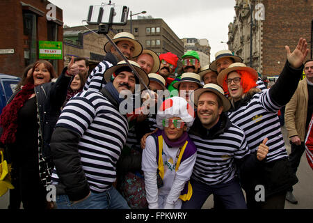 Principato Stadium di Cardiff, Galles, UK. Xix Marzo 2016. Italiano e Welsh appassionati di godere pre match celebrazioni prima del Galles v. Italia Rugby Sei Nazioni Campionato di gioco. Il Galles è andato a vincere il gioco 67-14. Credito: Haydn Denman/Alamy Live News Foto Stock