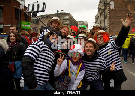 Principato Stadium di Cardiff, Galles, UK. Xix Marzo 2016. Italiano e Welsh appassionati di godere pre match celebrazioni prima del Galles v. Italia Rugby Sei Nazioni Campionato di gioco. Il Galles è andato a vincere il gioco 67-14. Credito: Haydn Denman/Alamy Live News Foto Stock