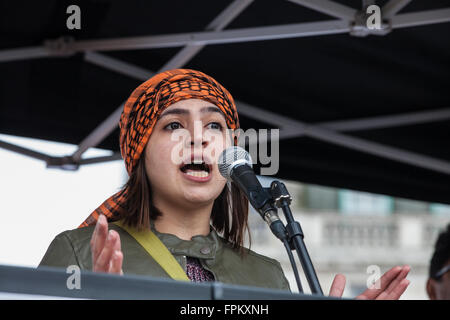 Londra, Regno Unito. Xix marzo, 2016. Un rifugiato iracheno da Calais Refugee Camp risolve migliaia di anti-razzista attivisti presso lo stand fino al razzismo nel rally di Trafalgar Square. Credito: Mark Kerrison/Alamy Live News Foto Stock