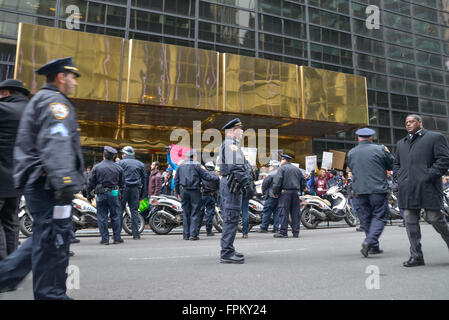 New York, Stati Uniti. Xix Mar, 2016. La polizia tenere d'occhio i manifestanti che si rally al di fuori di Trump torre residenziale. Un rally contro la politica di riforme che viene chiamato per da GOP candidato presidenziale Donald Trump è diventata violenta come manifestanti hanno ripetutamente ignorato le istruzioni dal NYPD durante un meandro di marzo del Columbus Circle per Trump torre residenziale e indietro. © Albin Lohr-Jones/Pacific Press/Alamy Live News Foto Stock