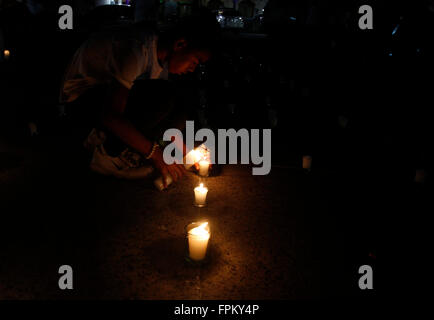 Manila, Filippine. Xix Mar, 2016. Un ragazzo filippino accende una candela come egli partecipare a luci di candela e attività di preghiera a San Agustin Chiesa come il contattore luci-off per Earth Hour 2016. Ora della Terra è un evento internazionale organizzato dal World Wildlife Fund for Nature che incoraggiare le persone, le comunità e le imprese a un'ora luci-off come un contributo per fermare il cambiamento climatico. © Marlo Cueto/Pacific Press/Alamy Live News Foto Stock