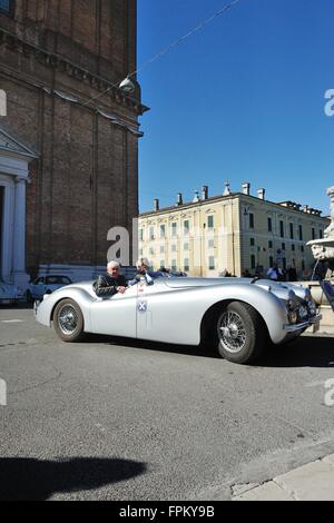 Pralboino, Italia. Xix marzo, 2016. Un 1953 Jaguar XK120 è pronto per la gara. Roberto Cerruti/Alamy Live News Foto Stock