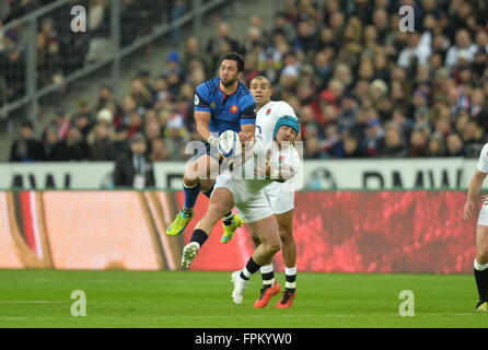 Stade de France, Parigi, Francia. Xix Mar, 2016. 6 Nazioni di rugby internazionale campionati. Francia contro l'Inghilterra. Maxime Mermoz (fra) e Jack Nowell (ita) sfida per il dato dei calci a sfera in avanti © Azione Sport Plus/Alamy Live News Foto Stock