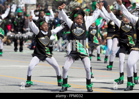 Kansas City, Missouri, Stati Uniti d'America. Xvii Mar, 2016. KC Marching Sizzlers dance fino KC di Broadway. © Serena S.Y.Hsu/ZUMA filo/Alamy Live News Foto Stock