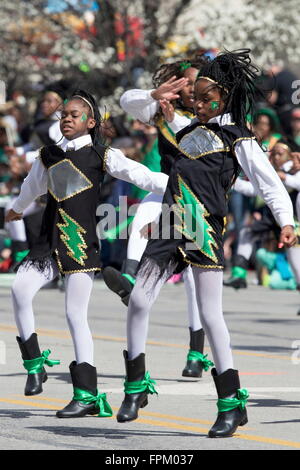 Kansas City, Missouri, Stati Uniti d'America. Xvii Mar, 2016. KC Marching Sizzlers dance fino KC di Broadway. © Serena S.Y.Hsu/ZUMA filo/Alamy Live News Foto Stock