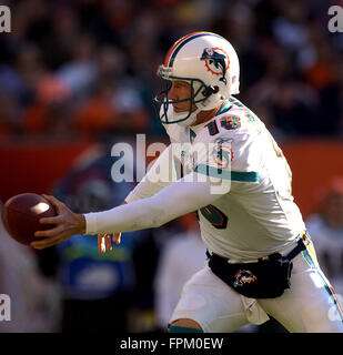 Cleveland, Ohio, USA. Xx Nov, 2005. Miami Dolphins quarterback Sage Rosenfels in azione durante il primo trimestre del Delfini 22-0 perdita al Cleveland Browns al Cleveland Browns Stadium su nov. 20, 2005 in Cleveland, Ohio. Zuma Press/Scott A. Miller © Scott A. Miller/ZUMA filo/Alamy Live News Foto Stock