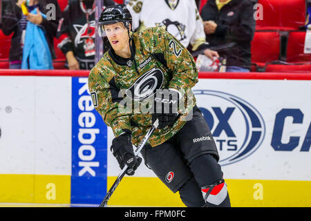 Raleigh, North Carolina, Stati Uniti d'America. 28 Feb, 2016. Carolina Hurricanes center Riley Nash (20) durante il gioco NHL tra la St Louis Blues e Carolina Hurricanes al PNC Arena. © Andy Martin Jr./ZUMA filo/Alamy Live News Foto Stock