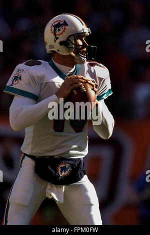 Cleveland, Ohio, USA. Xx Nov, 2005. Miami Dolphins quarterback Sage Rosenfels in azione durante il primo trimestre del Delfini 22-0 perdita al Cleveland Browns al Cleveland Browns Stadium su nov. 20, 2005 in Cleveland, Ohio. Zuma Press/Scott A. Miller © Scott A. Miller/ZUMA filo/Alamy Live News Foto Stock