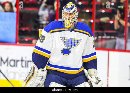 Raleigh, North Carolina, Stati Uniti d'America. 28 Feb, 2016. Louis Blues Anders Nilsson durante il gioco NHL tra la St Louis Blues e Carolina Hurricanes al PNC Arena. © Andy Martin Jr./ZUMA filo/Alamy Live News Foto Stock