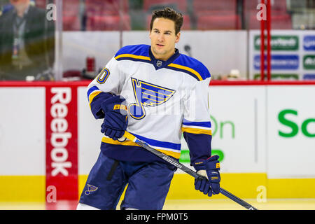 Raleigh, North Carolina, Stati Uniti d'America. 28 Feb, 2016. Louis Blues ala destra Scottie Upshall (10) durante il gioco NHL tra la St Louis Blues e Carolina Hurricanes al PNC Arena. © Andy Martin Jr./ZUMA filo/Alamy Live News Foto Stock