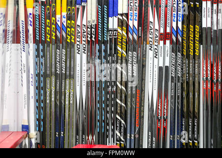 Raleigh, North Carolina, Stati Uniti d'America. 28 Feb, 2016. Louis Blues hockey sticks durante il gioco NHL tra la St Louis Blues e Carolina Hurricanes al PNC Arena. © Andy Martin Jr./ZUMA filo/Alamy Live News Foto Stock