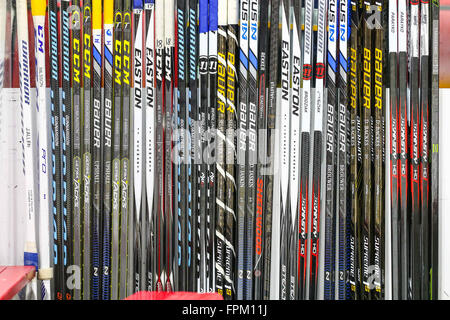 Raleigh, North Carolina, Stati Uniti d'America. 28 Feb, 2016. Louis Blues hockey sticks durante il gioco NHL tra la St Louis Blues e Carolina Hurricanes al PNC Arena. © Andy Martin Jr./ZUMA filo/Alamy Live News Foto Stock